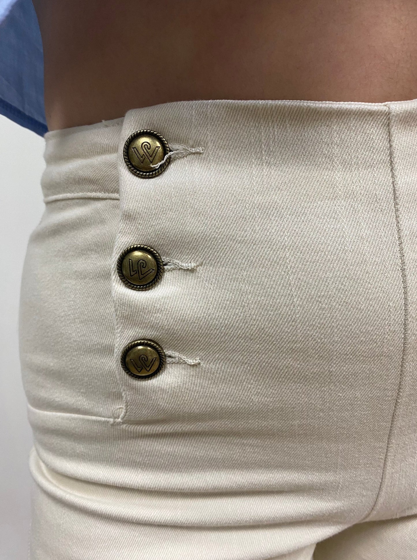 Pantalón crema botones
